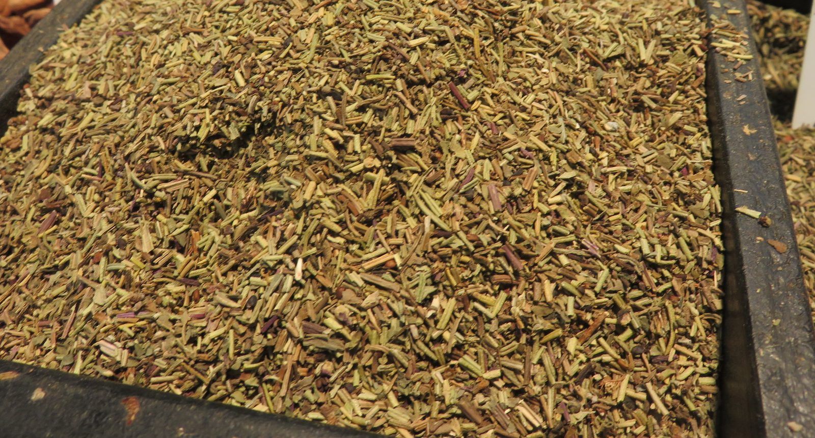 Tas d'herbes de Provence séchées dans un bac d'épices au marché