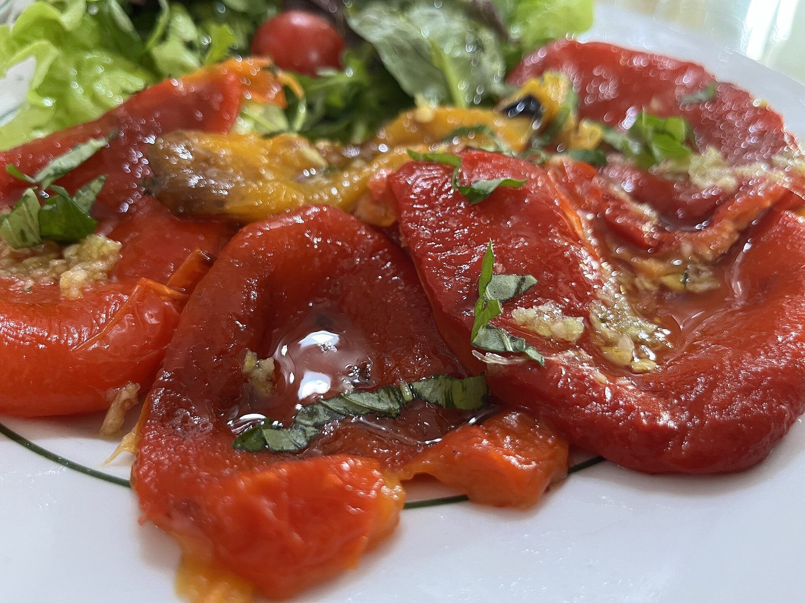 Poivrons rouges grillés à l'huile d'olive, à l'ail et au basilic